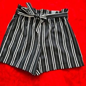 Meg & Margot Women Short Black & Beige Vertical Stripes-Size Small Petite